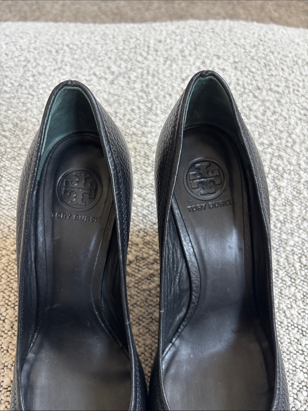New! Tory Burch Black Pebbled Leather Wedge Heels Gold Logo 9 - Picture 6 of 11